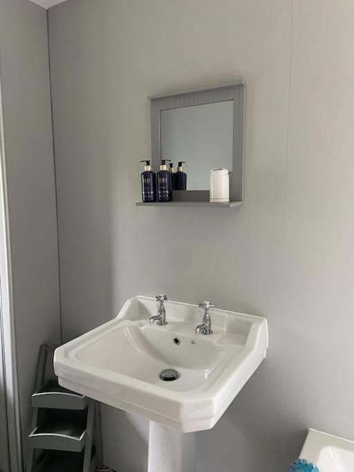 Award Winning Pet Friendly Paddock Cottage Whitby Eksteriør billede